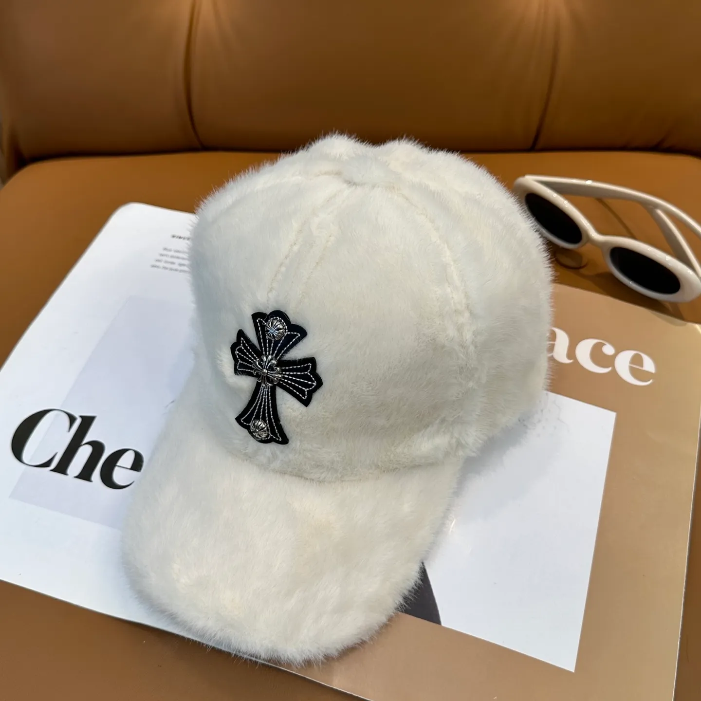P66 Crow Heart's new autumn and winter baseball cap. It is full of autumn and winter atmosphere. The quality is great. The deepening of the hat shape makes it more elegant. It is very nice for both men and women. It is a classic among classics. It goes well with daily wear. Casual and fashionable.